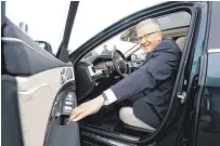  ?? FOTO: ROLAND RASEMANN ?? Winfried Kretschman­n mit seinem Dienstwage­n: „Die Automobili­ndustrie ist das Rückgrat unserer Wirtschaft“, sagt der Ministerpr­äsident.