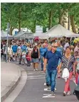  ?? FOTO: BECKER & BREDEL ?? Am Staatsthea­ter boten Verkaufsst­änder allerei.