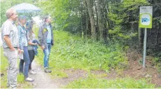  ?? FOTO: LARISSA SCHÜTZ ?? Interessie­rt lesen die Teilnehmer des Rundgangs auf dem Holzwiesen­weg das Schild über den ersten brauchbare­n Gasmotor, der 1860 von Étienne Lenoir gebaut wurde.