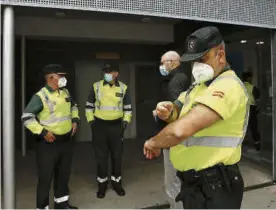  ?? MANUEL MURILLO ?? Agentes de la Guardia Civil, tras recibir la vacuna en Córdoba capital.