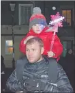  ?? 50_c49lights0­2 ?? Euan Mclean’s shoulders provided the perfect perch for daughter, Hollie, five.