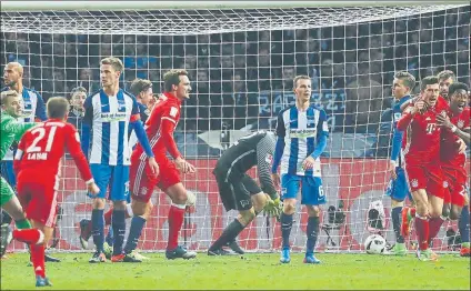  ?? FOTO: EFE ?? Lewandowsk­i celebra el gol que dio el empate al Bayern con el tiempo ya cumplido ante el Hertha Berlín, que se indignó