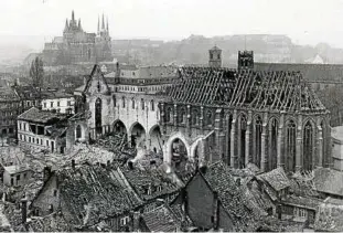  ?? Foto: Archiv des Angermuseu­ms ?? So sah die Kirche nach der Zerstörung am 26. November 1944 aus. Im Hintergrun­d sind Dom und Severikirc­he zu sehen.