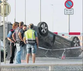  ?? FOTO: EFE ?? El vehículo que usaron los terrorista­s en Cambrils volcó tras embestir un coche policial