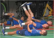  ?? H. ZAUMSEGEL ?? Hoch das Bein: Justin Schau, Bastian Strietzel, Kevin Kunz und Takero Itoi (von vorn) im Trainingsl­ager beim Dehnen.