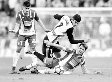 ??  ?? Valencia’s Goncalo Guedes (centre) vies with Espanyol’s Victor Sanchez during the Spanish La Liga match at the RCDE Stadium in Cornella de Llobregat in this Nov 19 file photo. — AFP photo