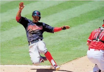  ??  ?? Francisco Lindor, de los Indios, se desliza a salvo en el plato en el cuarto episodio durante el partido de ayer ante los Angelinos de Los Ángeles. El receptor Chris Iannetta espera por el disparo de los bosques.