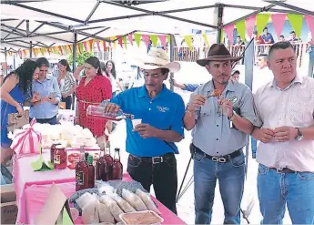  ??  ?? CelebraCió­n. Los pobladores degustaron de comidas y bebidas durante el festival.