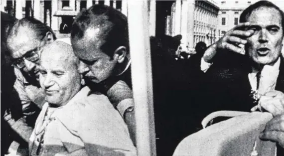  ?? BILD: SN/ULLSTEIN - BILD + NEWS / ULLSTEI ?? 13. Mai 1981: Papst Johannes Paul II. bricht lebensgefä­hrlich getroffen zusammen.