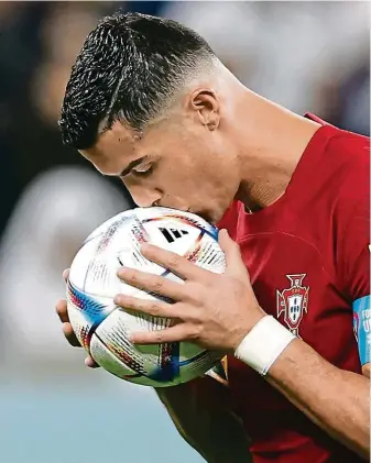  ?? FOTO PROFIMEDIA ?? Polibek přinesl štěstí.
Ronaldo v 65. minutě proměněnou penaltou poslal Portugalsk­o do vedení 1:0.