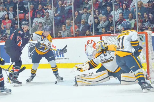  ??  ?? Les Huskies ont bombardé le gardien Philippe Cadorette de 33 tirs en seulement 40 minutes de jeu.