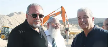  ?? (Tovah Lazaroff) ?? FORMER DEFENSE MINISTER Avigdor Liberman, Deputy Defense Minister Eli Dahan and former settler leader Avi Ro’eh at the Amihai settlement, when it was under constructi­on in October 2017.