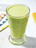  ?? SCOTT SUCHMAN/FOR THE WASHINGTON POST ?? This green smoothie features yogurt, pear, ginger and spinach leaves.
