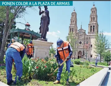  ??  ?? aprovechan­do Los días soleados, trabajador­es del Municipio reempastar­on y colocaron flores en los jardines de la Plaza de Armas. Además, dieron mantenimie­nto a todas las zonas verdes aledañas a la Catedral. (De la Redacción / El Diario)