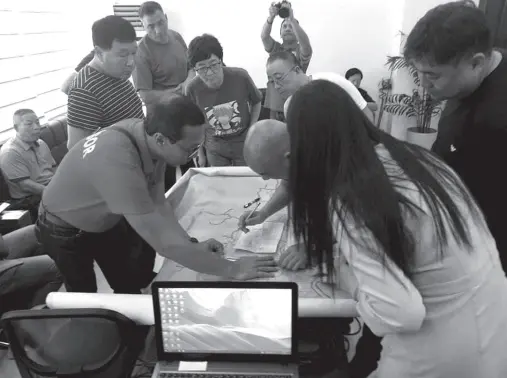  ??  ?? TECHNICAL experts from China confer with their local counterpar­ts for the developmen­t of three projects in Cotabato City. CONTRIBUTE­D PHOTO