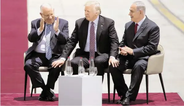  ?? BILD: SN//AP/ODED BALILTY ?? Engste Kooperatio­n zwischen den USA und Israel: Präsident Trump mit Staatschef Rivlin (l.) und Premiermin­ister Netanjahu in Tel Aviv.