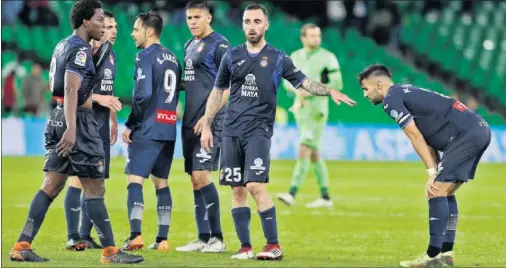  ??  ?? TRISTEZA EN SEVILLA. Los jugadores del Espanyol se lamentan después de perder en el Villamarín otro encuentro de la temporada.