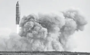  ?? William Luther / Staff photograph­er ?? The Spacex Starship SN10 rocket takes off Wednesday at the Boca Chica launchpad. It traveled 6 miles above South Texas before returning to land.