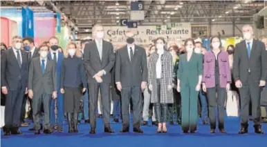  ?? // DE SAN BERNARDO ?? Los Reyes, junto a la comitiva de inauguraci­ón de Fitur