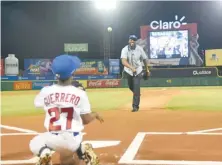  ?? MARTÍN CASTRO ?? Guerrero lanzó la primera bola del partido de los Toros y Tigres y le recibe su hijo, Pedro José Guerrero.