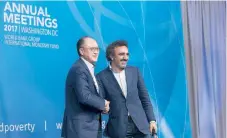  ??  ?? Jim Yong Kim, presidente del Banco Mundial, y Hamdi Ulukaya, presidente de Chobani, ayer en la reunión anual del organismo y del FMI en Washington.