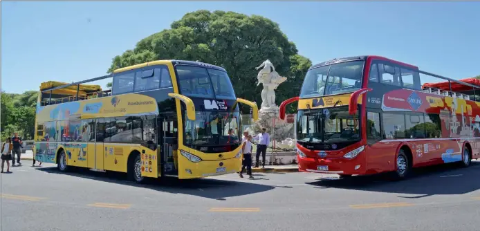  ?? FOTOS: PABLO CUARTEROLO ?? BOCA-RIVER. El micro amarillo de la empresa Buenos Aires Bus te lleva a la Bombonera, mientras que la línea roja de Gray Line pasa por la puerta del estadio Monumental.