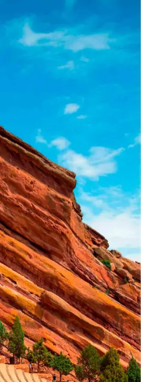  ??  ?? IZQ.: el famoso e histórico anfiteatro Red Rocks, cerca de Denver, Colorado. PÁGS. ANTERIORES: contemplac­ión del majestuoso glaciar Perito Moreno, en el Parque Nacional Los Glaciares, Argentina.