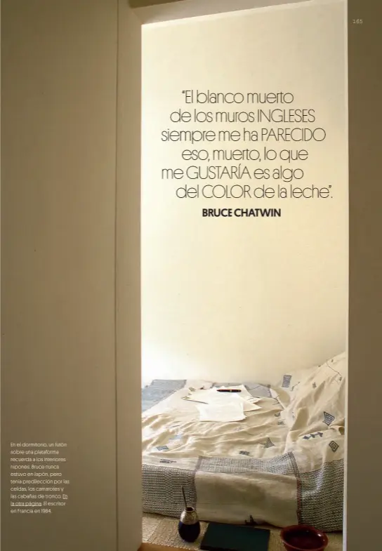  ??  ?? En el dormitorio, un futón sobre una plataforma recuerda a los interiores nipones. Bruce nunca estuvo en Japón, pero tenía predilecci­ón por las celdas, los camarotes y las cabañas de tronco. En la otra página: El escritor en Francia en 1984.