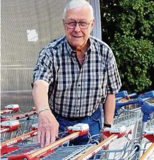  ??  ?? Bernd Stumpf zeigt auf die Fläche des oberen Einkaufswa­gens. Hier hatte er an jenem Abend in aller Eile das Portemonna­ie abgelegt. Foto: Michael Groß