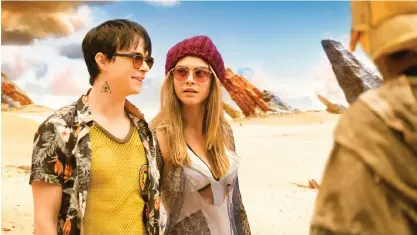  ?? Bild: NOBLE ENTERTAINM­ENT ?? LOST IN SPACE. Dane Dehaan och Cara Delevingne är vilse i ett plottrigt manus, som rymdfarand­e specialage­nter i söndersåga­de Valerian and the city of a thousand planets.