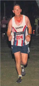  ??  ?? Ferdinand Schreck van die Suid-Afrkaanse nasionale weermag op Oudtshoorn (SANDF) nader die 10 km-eindpunt.