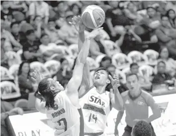  ?? PBA PHOTO ?? GlobalPort Batang Pier's Terrence Romeo and Mark Barroca of Star Hotshots go up for the ball during their game in the PBA Commission­er's Cup last night at the Mindanao Civic Center gym in Lane del Norte.