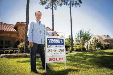  ?? Fotos de Marie D. De Jesús / Houston Chronicle ?? David Medina trabajó con éxito como agente inmobiliar­io en The Woodlands, al norte de Houston.