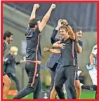  ??  ?? Lopetegui celebra con su cuerpo técnico el pase del Sevilla a la final.