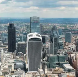  ?? AFP ?? Vista del centro financiero de Londres este viernes, un día después de que se llevó a cabo el referendo en el que ganó la salida de la UE.