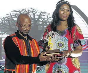  ?? ANTONIO MUCHAVE / ?? Sello Galane receives his Lifetime Achievemen­t award from MEC Thandi Moraka.