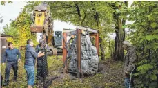  ?? FOTOS: ELMAR GRATHWOHL ?? Schweres Gerät musste aufgefahre­n werden, um den Stein aus dem Garten herauszuho­len. Horst Reichle begleitete den Transport.