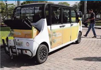  ?? CARL JUSTE cjuste@miamiheral­d.com ?? On Wednesday, Pinecrest unveiled electric carts offering free rides for the village of fewer than 20,000 people. Miami-Dade is making transporta­tion dollars available for the service in cities that are too small to justify a trolley service.