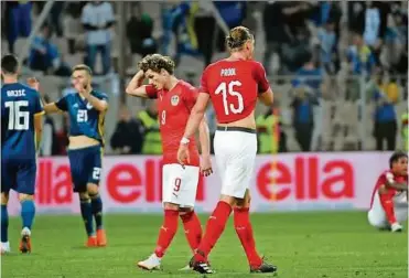  ??  ?? Österreich­s Teamkicker (Sabitzer, Prödl, von links) mussten aus dem Stadion in Zenica enttäuscht von dannen ziehen