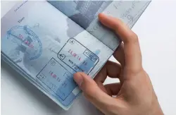  ??  ?? Actualment­e, solo se requiere que se sellen los pasaportes con la fecha de entrada y salida. Los sellos se pueden falsificar y no hay ningún registro electrónic­o.