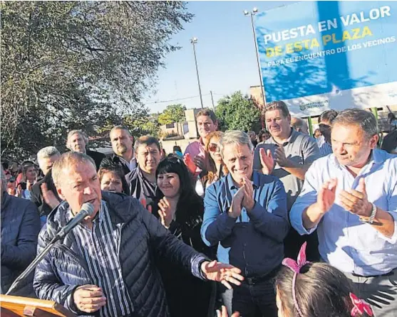  ?? (GOBIERNO) ?? Inauguraci­ones. A través del Plan de Seguridad Ciudadana, la Provincia reconstruy­ó la plaza de barrio Villa Urquiza. Schiaretti, en la inauguraci­ón.