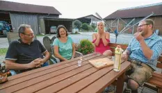  ?? Foto: Mediengrup­pe RTL D ?? Zur Begrüßung gibt es für Tayisiya (Zweite von rechts) einen Schnaps. Jungbauer Matthias und seine Eltern Renate und Josef trinken mit.