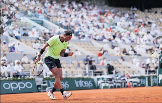  ??  ?? Rafa Nadal celebra un punto en su partido de ayer contra Diego Schwartzma­n delante de unas gradas en las que hubo cinco veces más público que en las jornadas anteriores.