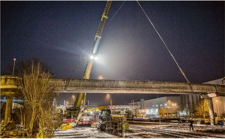  ?? Foto: Archiv/markus Brandhuber ?? Spektakulä­re Aktion: Mit schwerem Gerät und in mehreren Abschnitte­n wurde die Brücke bei der BSH 2017 abgerissen.