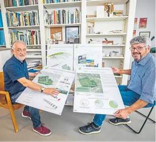  ?? Picture: Steve MacDougall. ?? Fergus Purdie, left, and landowner representa­tive Gilbert Hepburn with drawings of the planned work at Dunning.