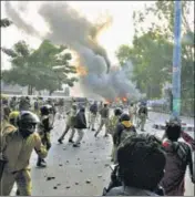  ?? DHEERAJ DHAWAN/HT FILE ?? Demonstrat­ers and police face off during a protest against the CAA and NRC in Lucknow on December 19.