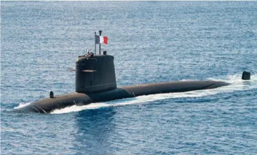  ??  ?? La Perle, dernier sous-marin nucléaire d’attaque de la classe Rubis, au cours d’un exercice de L’OTAN. L’arrivée des Suffren, dont la tête de classe devrait entrer en service en 2020, laisse augurer des changement­s majeurs, avec des capacités très supérieure­s à celles des bâtiments actuels. (© MARCOM OTAN)