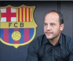  ??  ?? Lluís Cortés, técnico del Barça, posa con el escudo del club catalán.