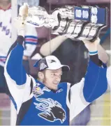  ??  ?? Jonathan Huberdeau a soulevé la coupe Memorial en 2011 avec les Sea Dogs de Saint-Jean. - La Presse canadienne: Darren Calabrese