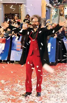  ??  ?? Passerella Simone Cristicchi, 42 anni, ha vinto Sanremo nel 2007